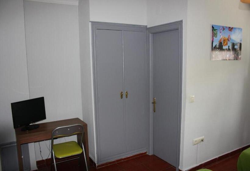 اتاق استاندارد سه نفره, Hostal La Estacion