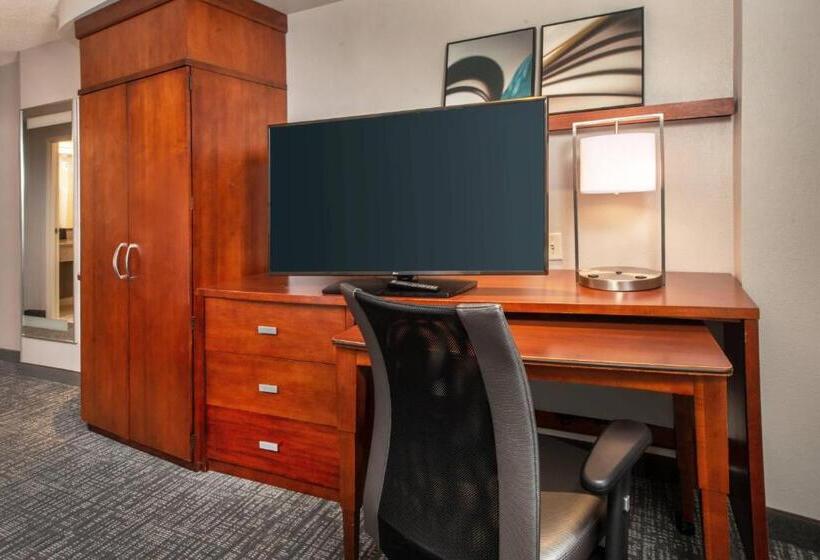 חדר סטנדרט עם מיטת קינג, Courtyard Dunn Loring Fairfax