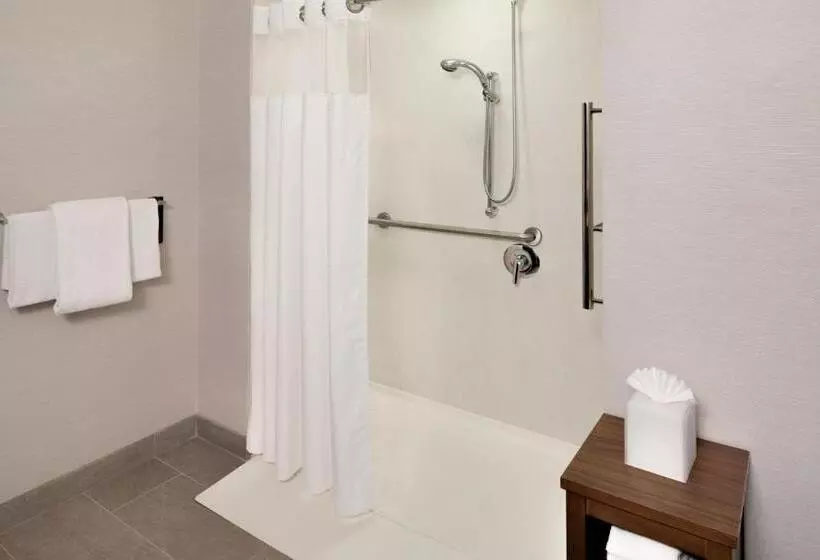 キングサイズベッドのスタンダードルーム, Courtyard By Marriott Stamford Downtown
