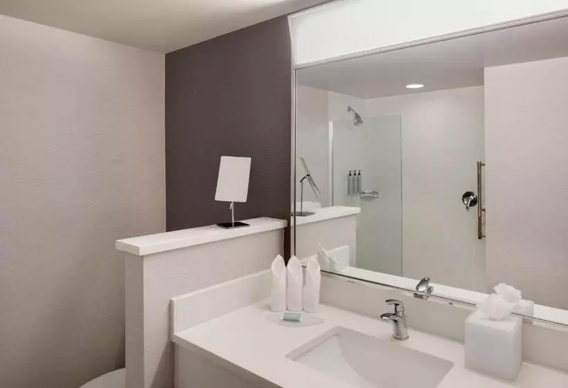 キングサイズベッドのスタンダードルーム, Courtyard By Marriott Stamford Downtown