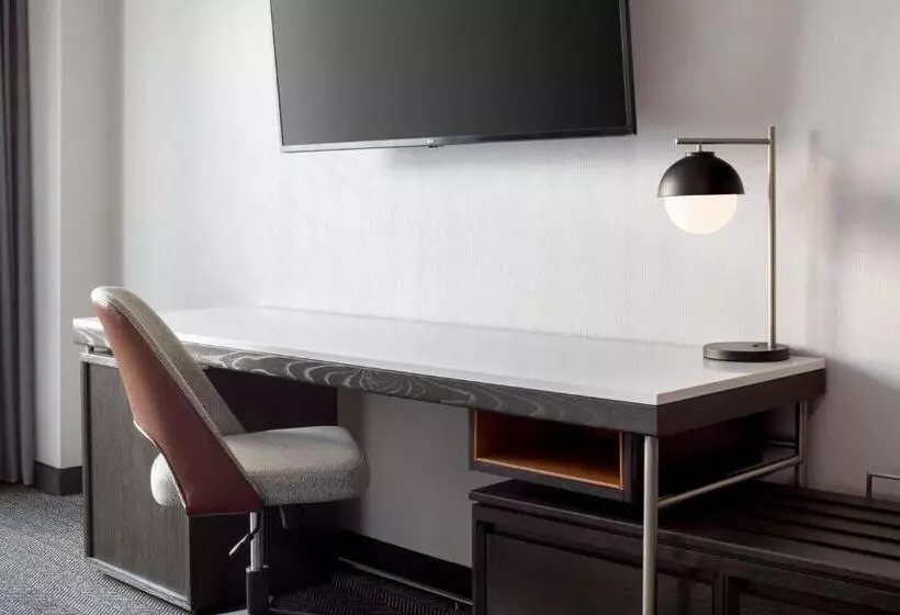 キングサイズベッドのスタンダードルーム, Courtyard By Marriott Stamford Downtown