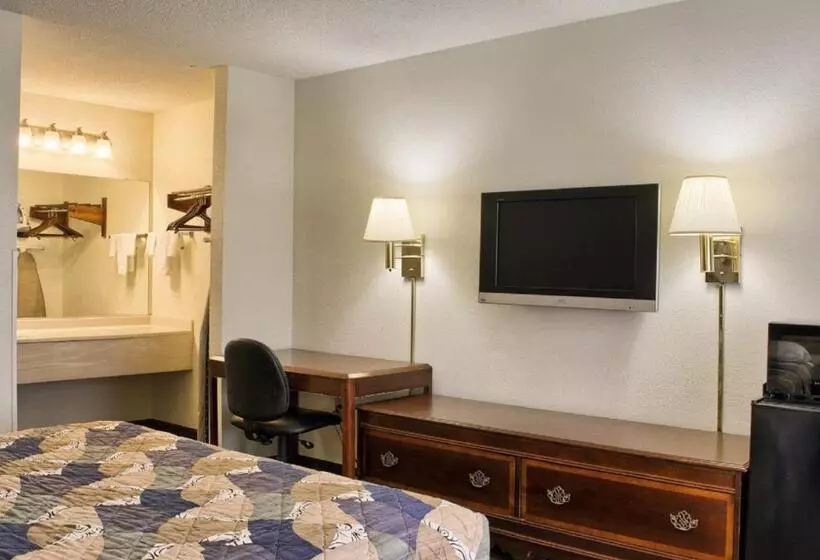 キングサイズベッドのスタンダードルーム, Rodeway Inn  Richmond