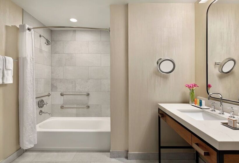 سوئیت با بالکن, Twelve Midtown, Marriott Autograph Collection