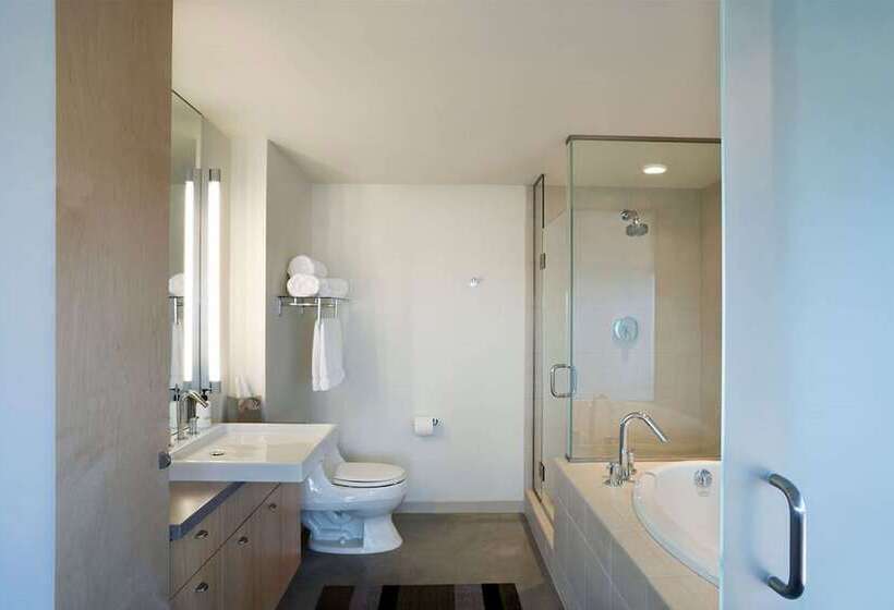 חדר סטנדרט מיטה זוגית, Vetro Iowa City, Tapestry Collection By Hilton