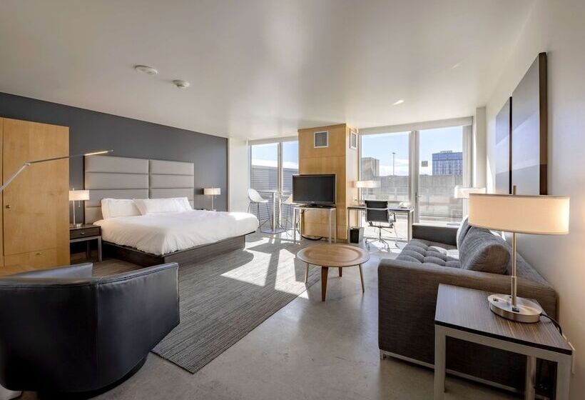 חדר סטנדרט מיטה זוגית, Vetro Iowa City, Tapestry Collection By Hilton