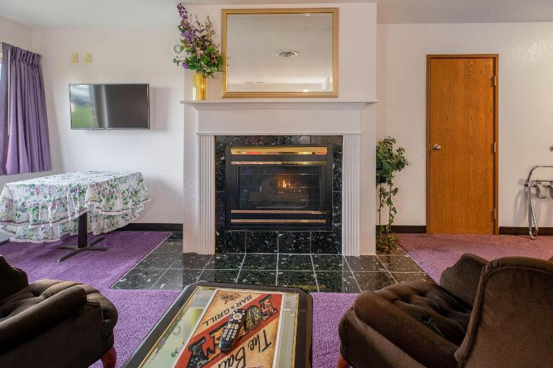 带大床的标准间, Brass Bell Inn & Suites