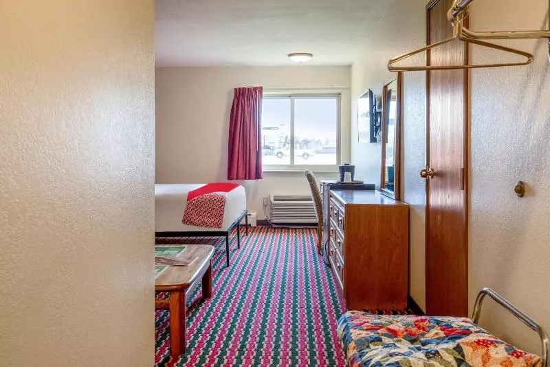 キングサイズベッドのスタンダードルーム, Brass Bell Inn & Suites