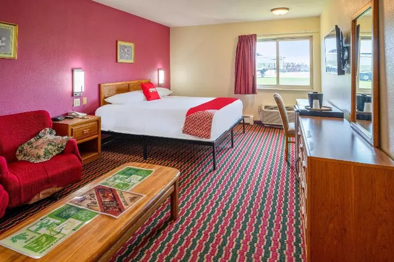 キングサイズベッドのスタンダードルーム, Brass Bell Inn & Suites