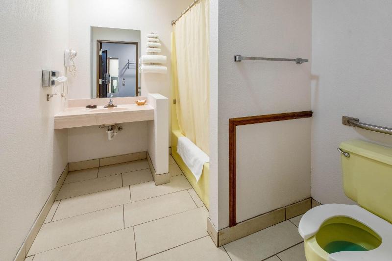 带大床的标准间, Brass Bell Inn & Suites