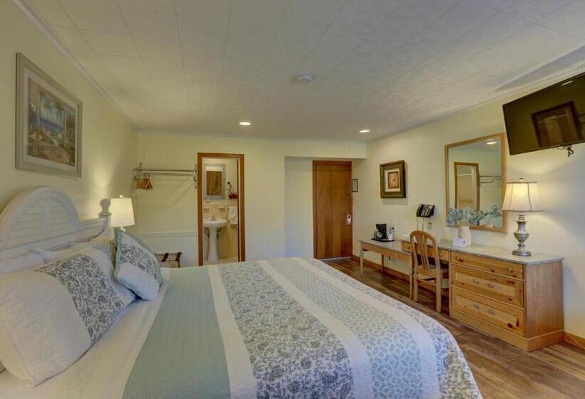 带大床的豪华间, Cape Pines Motel