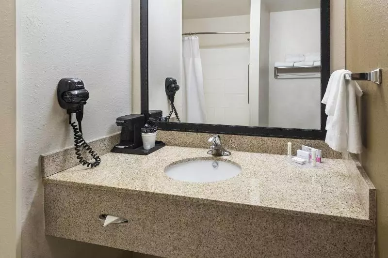 キングサイズベッドのスタンダードルーム, Fairfield Inn & Suites Marianna