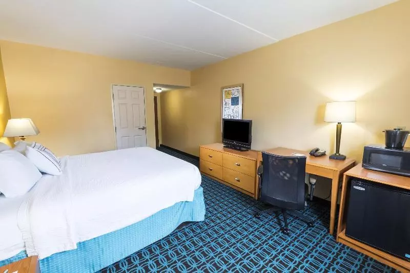キングサイズベッドのスタンダードルーム, Fairfield Inn & Suites Marianna