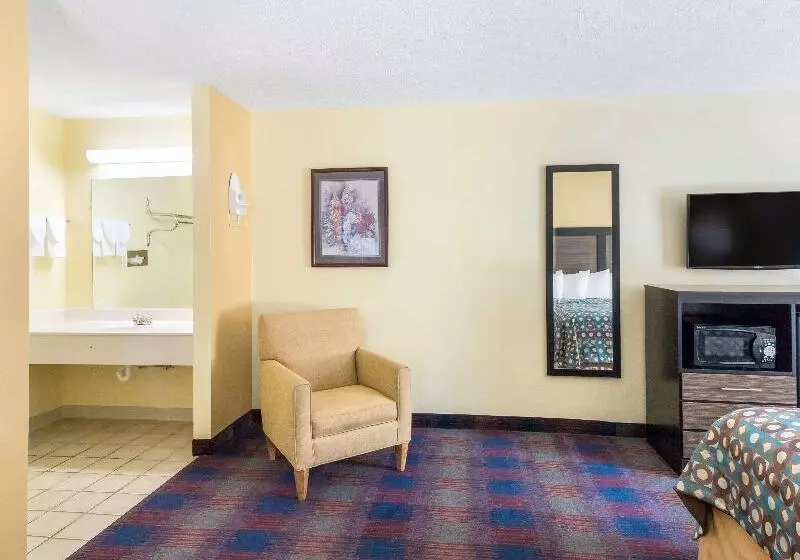 キングサイズベッドのスイートルーム, Americas Best Value Inn Clayton