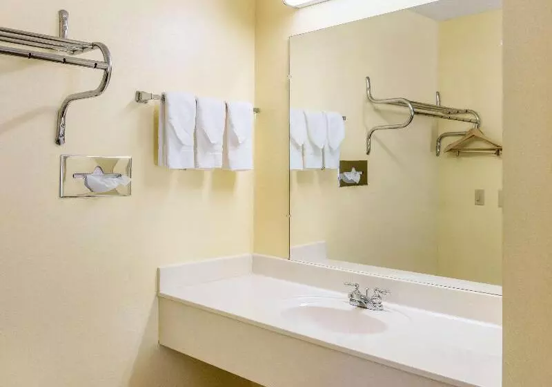 キングサイズベッドのスイートルーム, Americas Best Value Inn Clayton