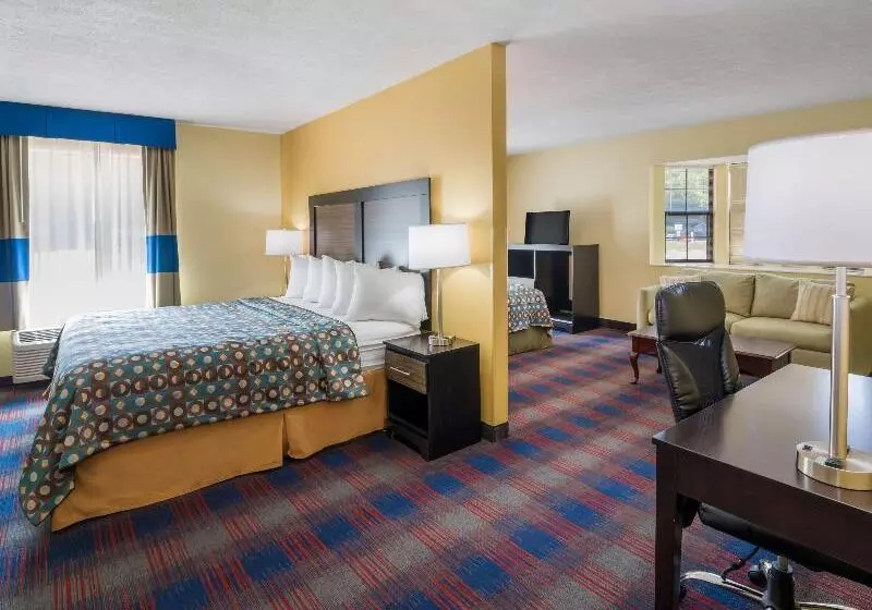 キングサイズベッドのスイートルーム, Americas Best Value Inn Clayton