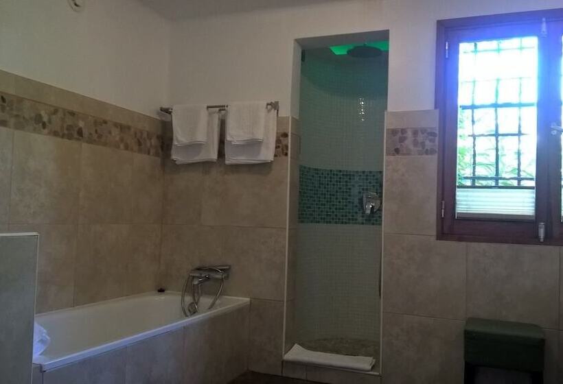 Полулюкс, Birdcage Gay Men Resort and Lifestyle