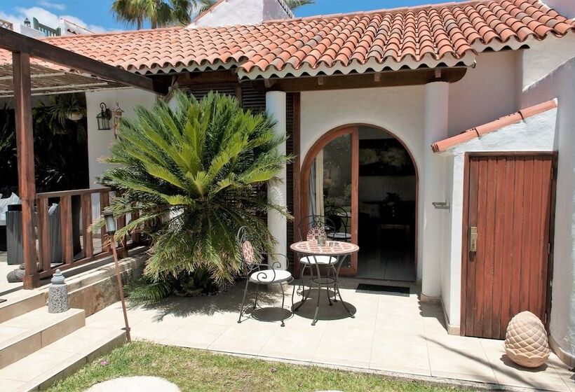 ジュニアスイート, Birdcage Gay Men Resort and Lifestyle