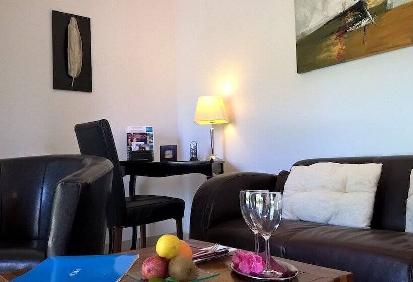 ジュニアスイート, Birdcage Gay Men Resort and Lifestyle