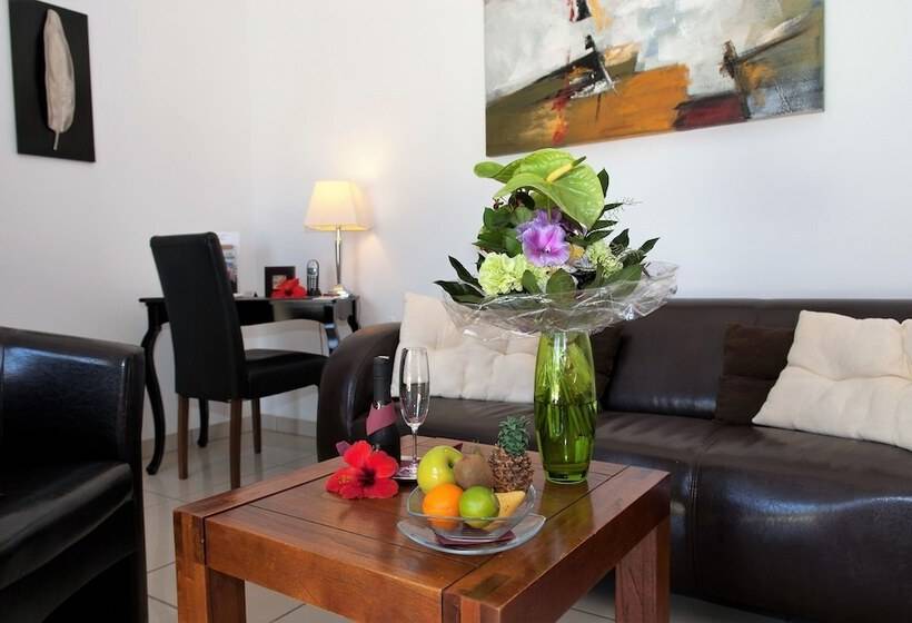 ジュニアスイート, Birdcage Gay Men Resort and Lifestyle