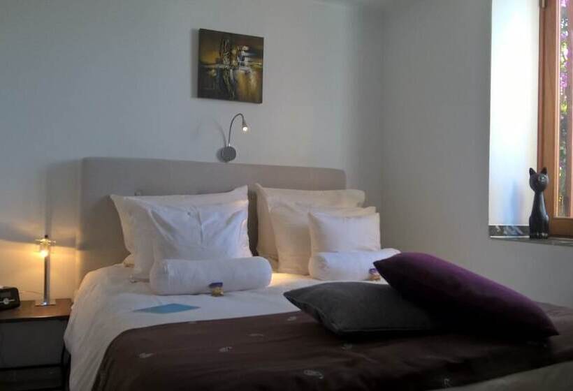 Полулюкс, Birdcage Gay Men Resort and Lifestyle