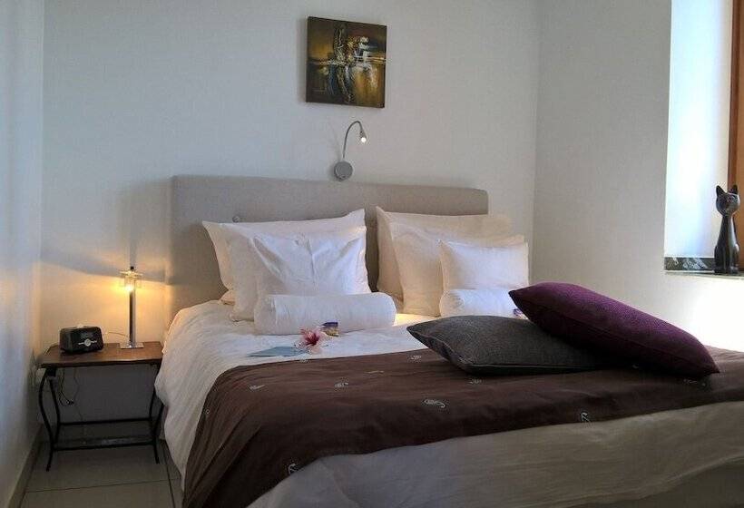 ジュニアスイート, Birdcage Gay Men Resort and Lifestyle