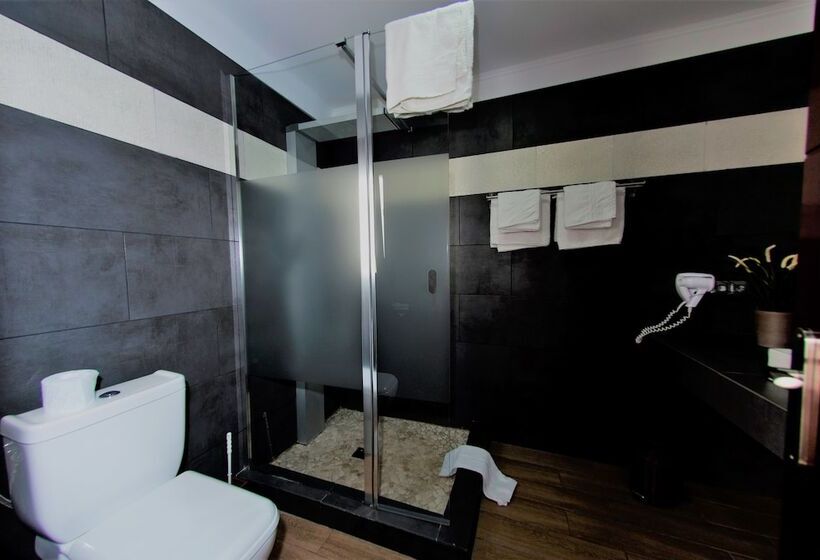 デラックスルーム, Birdcage Gay Men Resort and Lifestyle