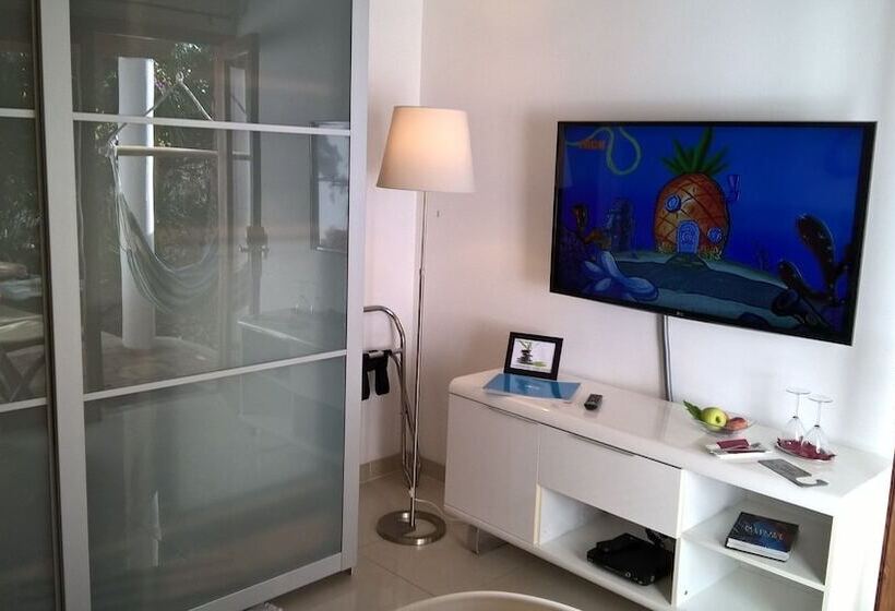 デラックスルーム, Birdcage Gay Men Resort and Lifestyle