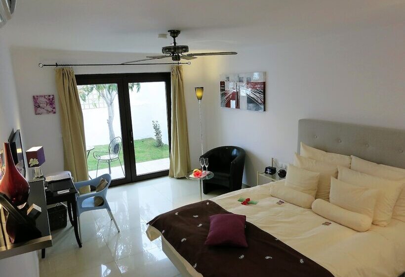 デラックスルーム, Birdcage Gay Men Resort and Lifestyle