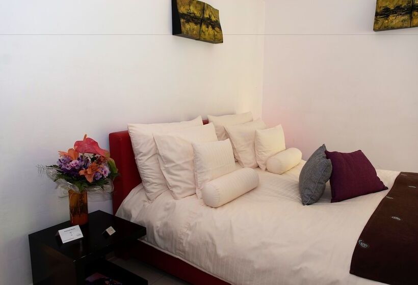 デラックスルーム, Birdcage Gay Men Resort and Lifestyle