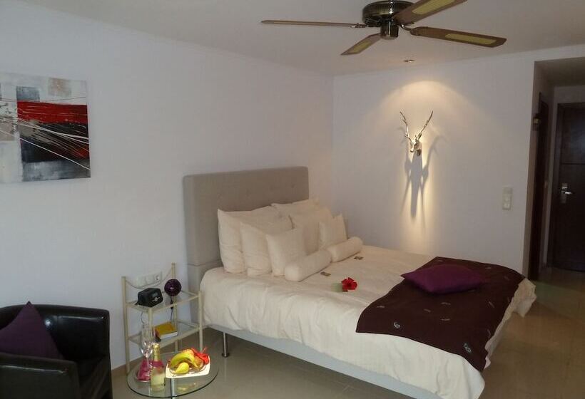 デラックスルーム, Birdcage Gay Men Resort and Lifestyle