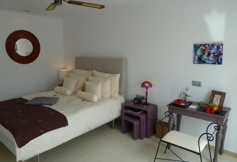 デラックスルーム, Birdcage Gay Men Resort and Lifestyle