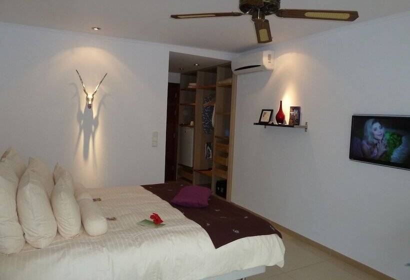 デラックスルーム, Birdcage Gay Men Resort and Lifestyle