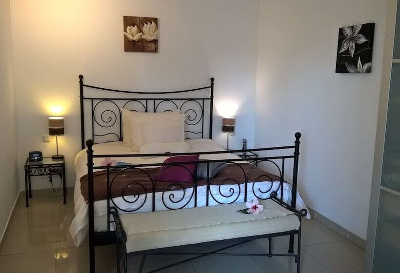 デラックスルーム, Birdcage Gay Men Resort and Lifestyle