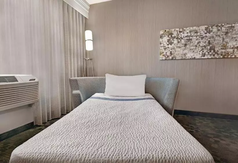 اتاق استاندارد با تخت بزرگ, Courtyard Republic Airport Long Island/farmingdale