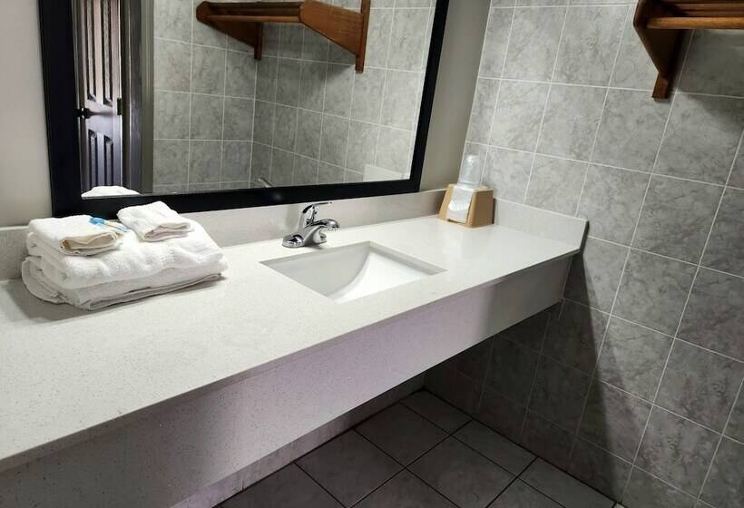 ２ダブルベッドのスタンダードルーム, Days Inn By Wyndham Slidell