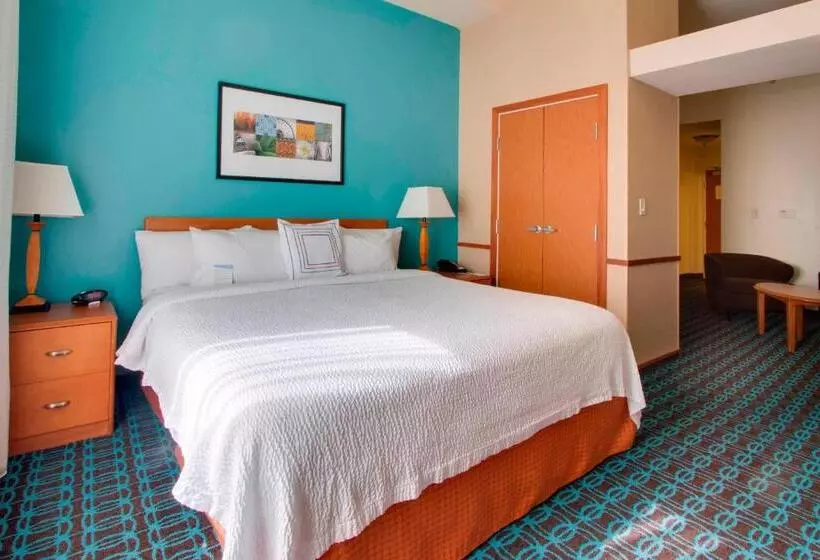 キングサイズベッドのエクゼクティブルーム, Fairfield Inn & Suites By Marriott Clermont