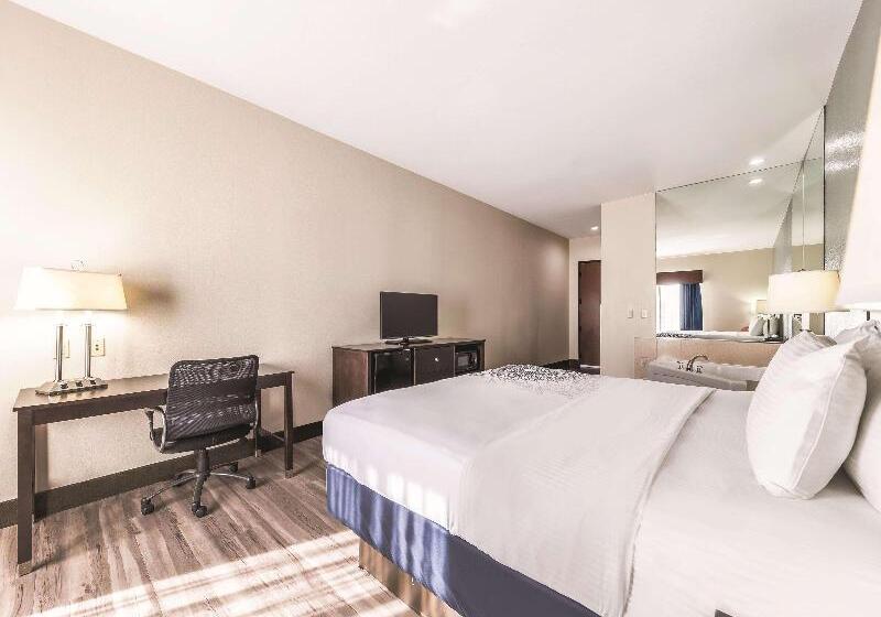 غرفة ديلوكس سرير كينج, La Quinta By Wyndham Tulsa   Catoosa