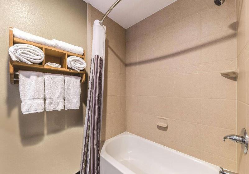 غرفة ديلوكس سرير كينج, La Quinta By Wyndham Tulsa   Catoosa