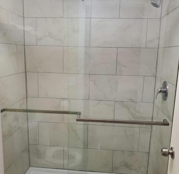 带大床的标准间, Grove City Travel Inn Columbus South