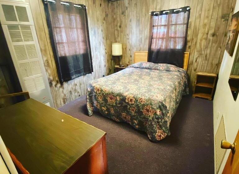 패밀리 룸, Rainbow Motel