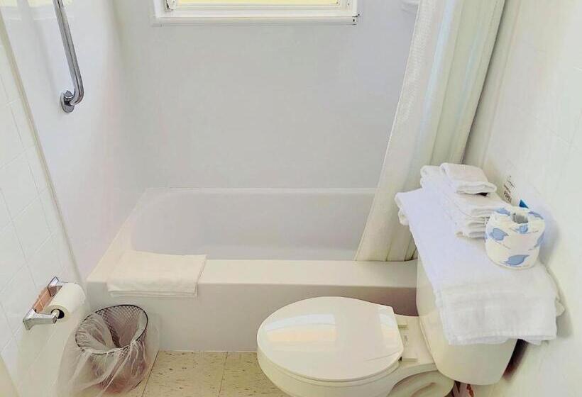 キングサイズベッドのスタンダードルーム, Ebb Tide Resort