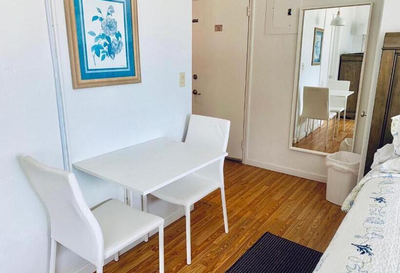 キングサイズベッドのスタンダードルーム, Ebb Tide Resort