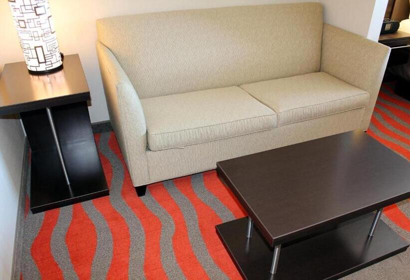 מיטת קינג בסוויטה, Chateau Inn & Suites Bonnyville