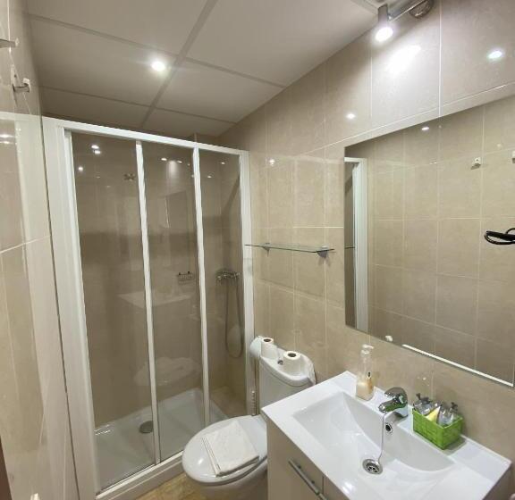 غرفة عائلية, Les Roques