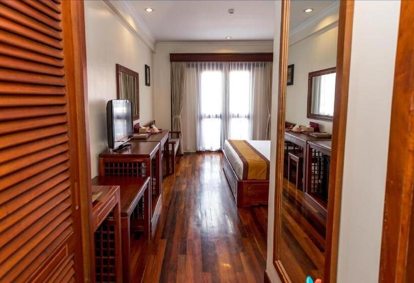 اتاق لوکس با چشم‌انداز استخر, Saem Siemreap