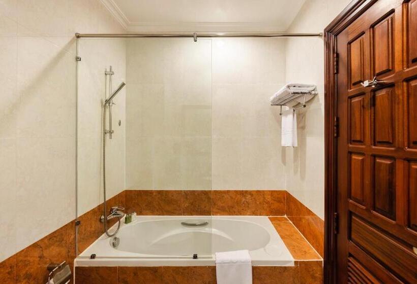 اتاق لوکس با چشم‌انداز استخر, Saem Siemreap