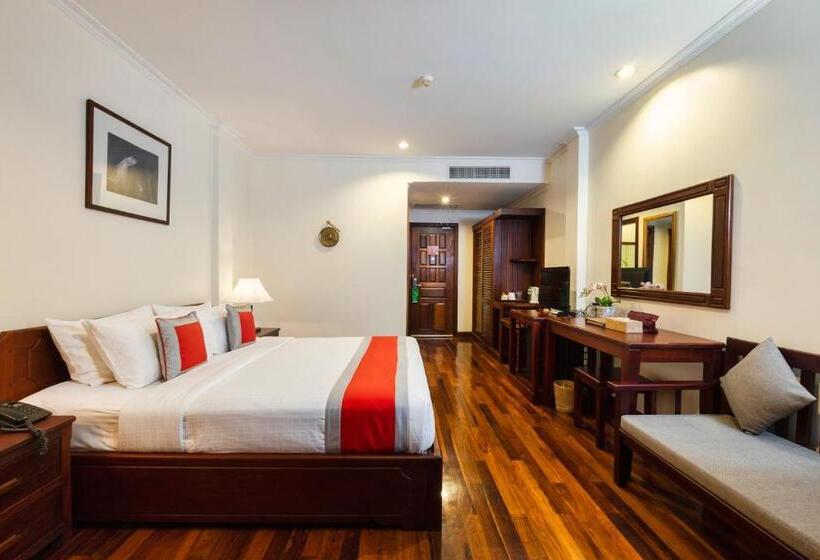 اتاق لوکس با چشم‌انداز استخر, Saem Siemreap