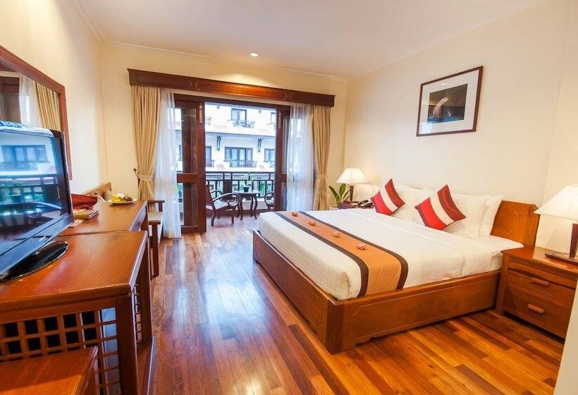 اتاق لوکس با چشم‌انداز استخر, Saem Siemreap