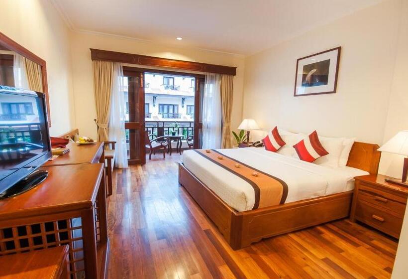 اتاق لوکس با چشم‌انداز استخر, Saem Siemreap