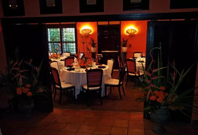 プールの見えるデラックスルーム, The Caribbean Court Boutique